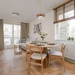 Modern And Unique In The Centre Of By Renters Διαμέρισμα *